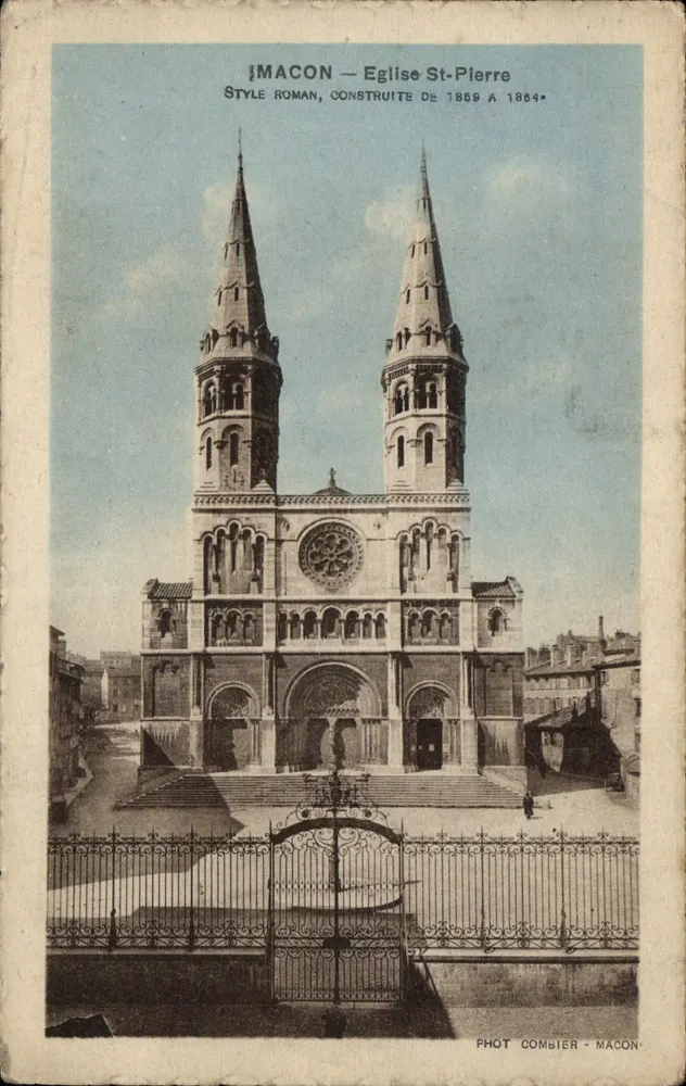 मैकॉन — सेंट-पियर चर्च — रोमन स्टाइल, 1859 से 1864 के बीच बनाया गया — फोटो. कॉम्बियर - मैकॉन - आगे