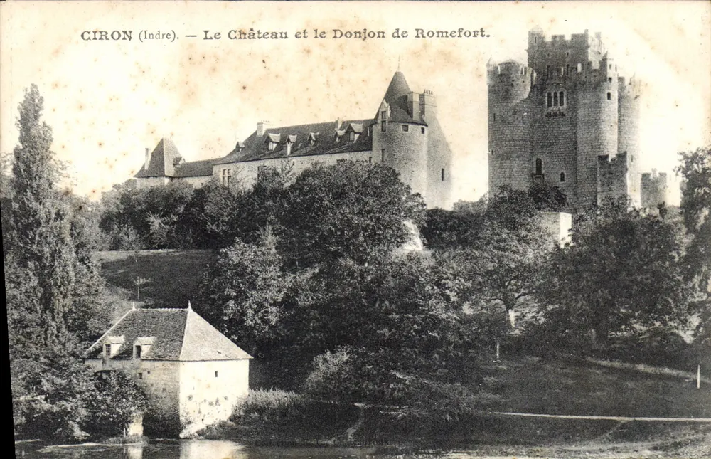 Ciron (Indre) — O Castelo e o Donjon de Romefort - Frente
