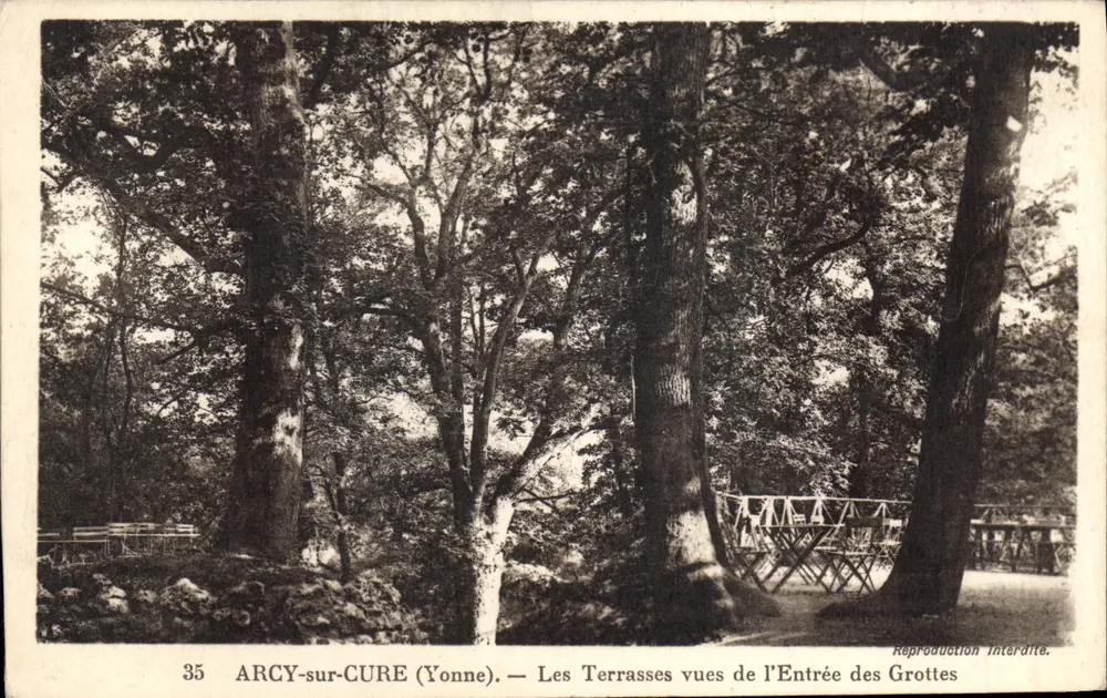 Arcy-sur-Cure (Yonne) — Ansicht der Terrassen vom Eingang der Höhlen — Reproduktion verboten - Vorderseite