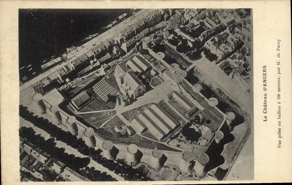 Schloss Angers — Luftbild aus 200 Metern Höhe von M. de Farcy - Vorderseite
