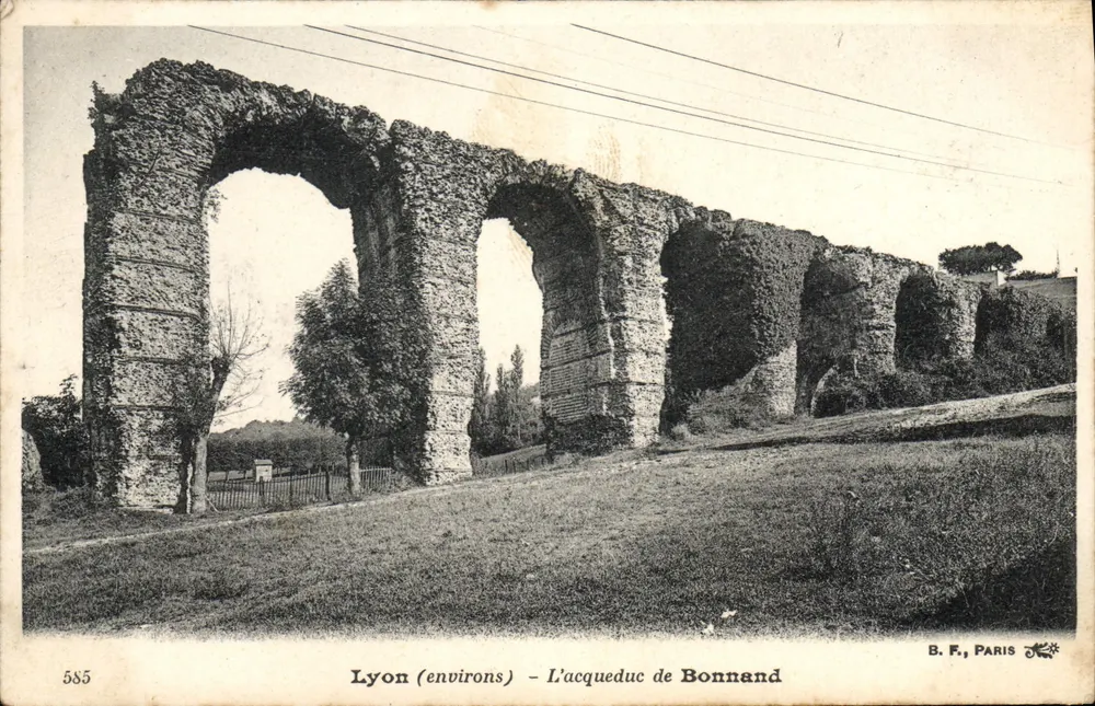 Lyon (arredores) — O aqueduto de Bonnand — B. F., Paris - Frente