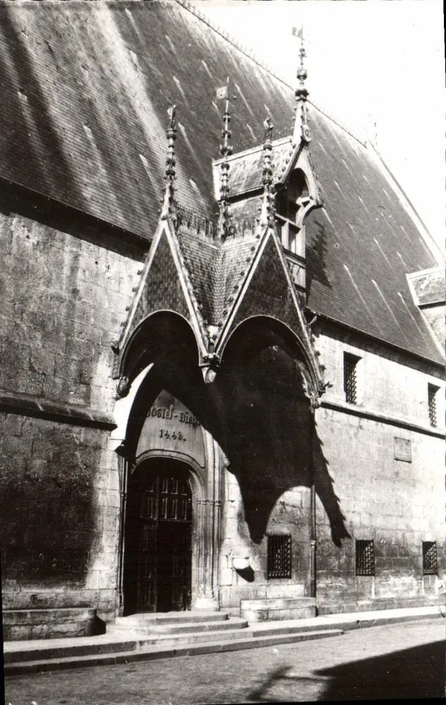 Hôtel-Dieu w Nantes — wejście gotyckie z datą 1448 — Photo Collin Tarré - Awers