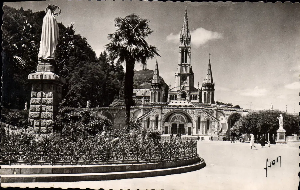 Lourdes (Höhere Pyrenäen) — Die Basilika und die Jungfrau auf der Esplanade — Art Editions - Vorderseite