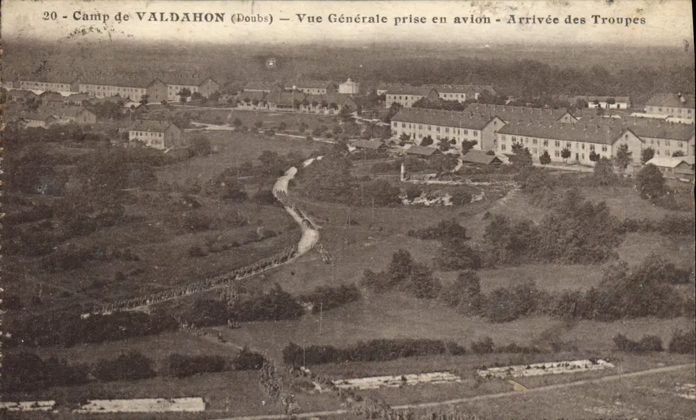 Lager von VALDAHON (Doubs) — Allgemeiner Blick aus der Luft — Ankunft der Truppen - Vorderseite