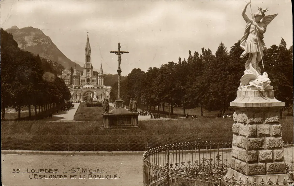Lourdes - São Miguel, a Esplanada e a Basílica - Frente