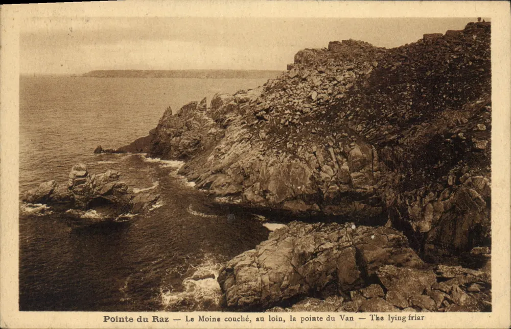 Ponta do Raz — O monge deitado, ao longe, a ponta do Van — O monge deitado - Frente