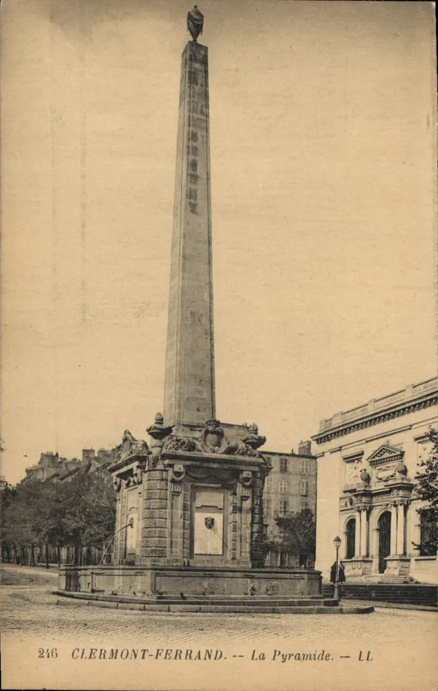Clermont-Ferrand — A Pirâmide — LL - Frente