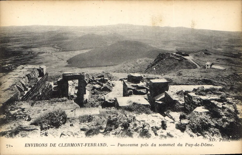 Umgebung von Clermont-Ferrand — Panorama vom Gipfel des Puy-de-Dôme. ND. Phot. - Vorderseite