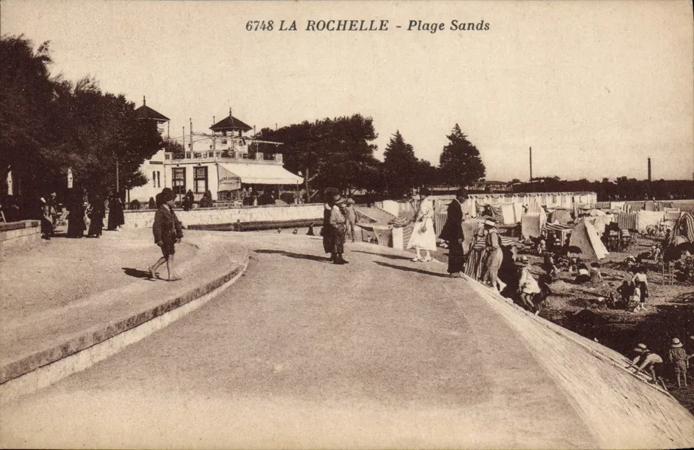 La Rochelle - Praia dos Areias — vista da praia com banheiras de sol e edifício com telhados cônicos — editor desconhecido, n° 6748 - Frente