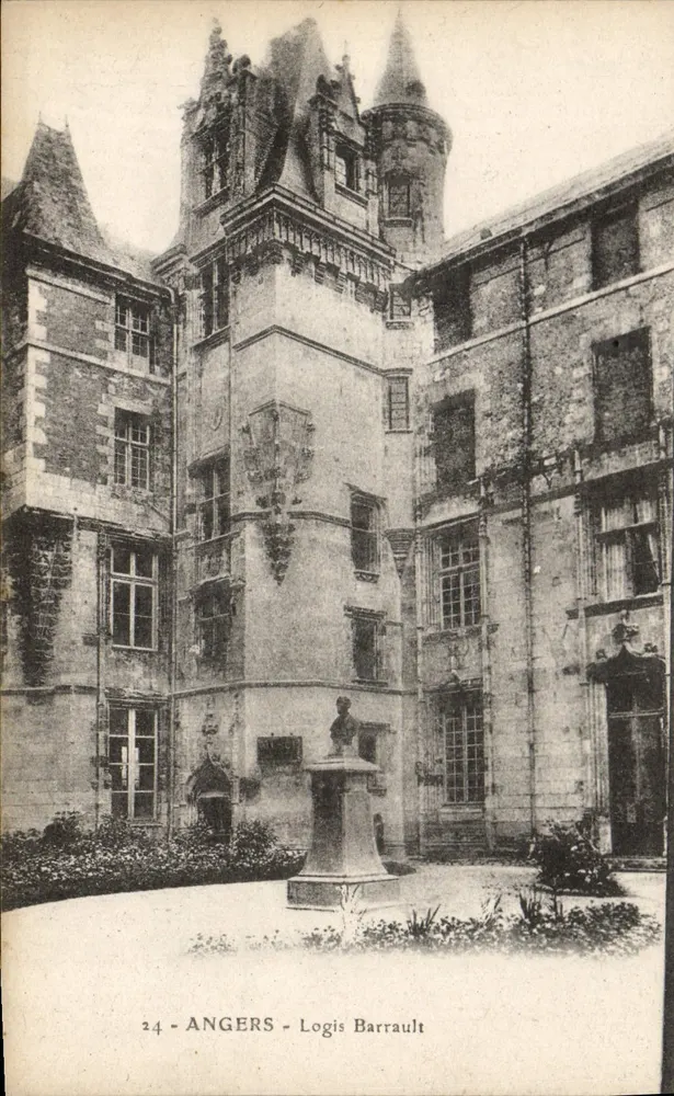 Angers - Logis Barrault — vista do pátio interno com estátua — editor Ducardon & Fils - Frente