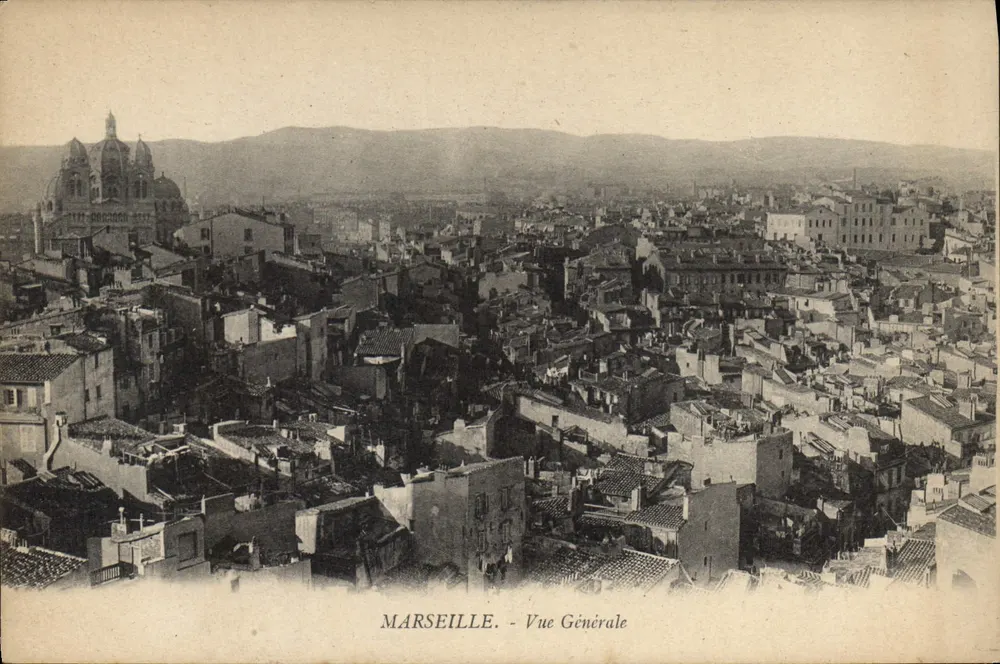 Marselha - Vista Geral — vista aérea dos telhados e da basílica - Frente
