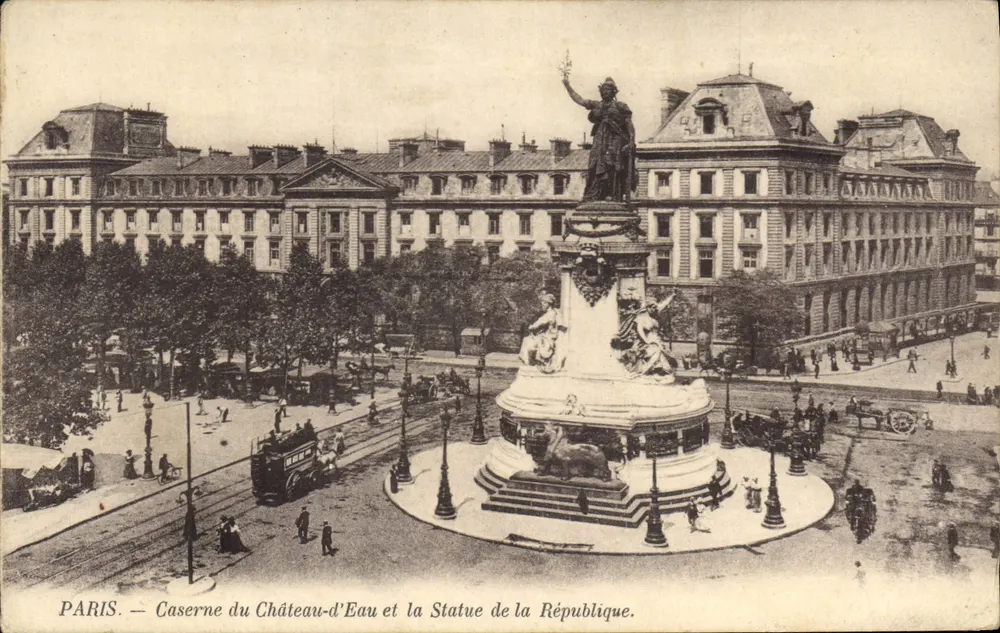 Paris — Kasernen des Château-d'Eau und die Statue der Republik - Vorderseite