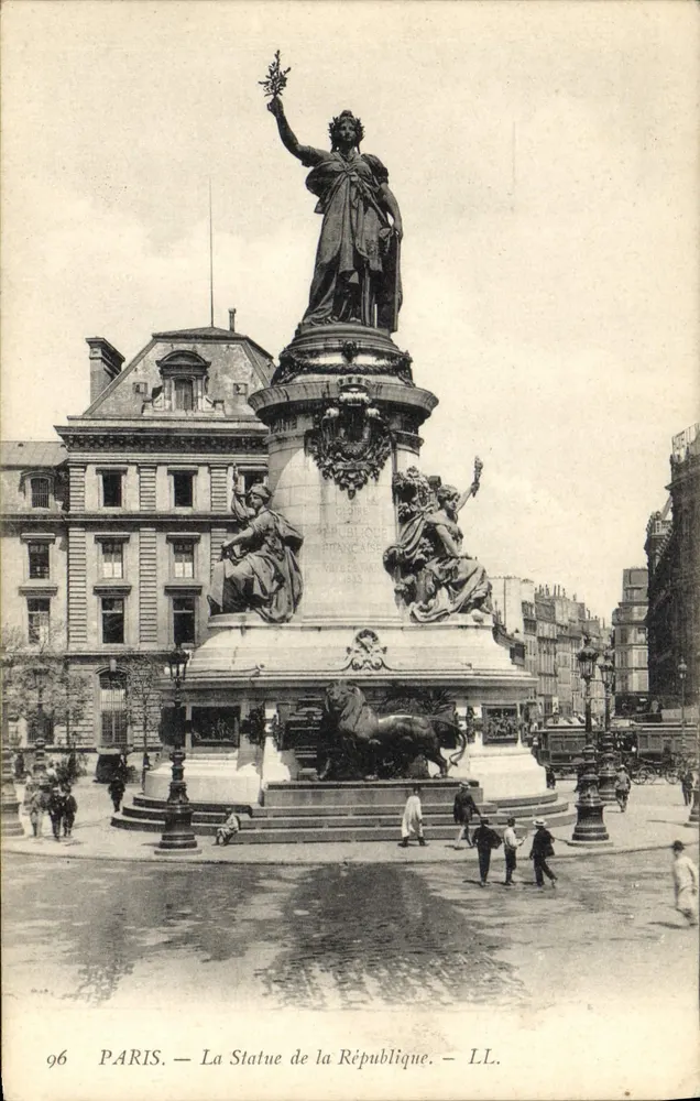 Paris — A Estátua da República — LL. - Frente