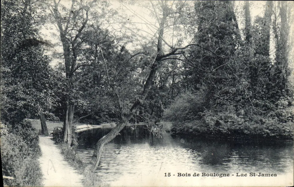 Bois de Boulogne - Lago St-James — vista do lago cercado por floresta — editor desconhecido, n° 15 - Frente