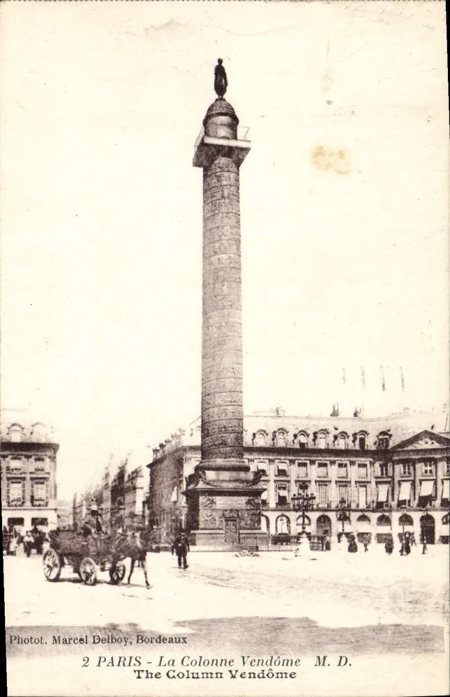 Paris - A Coluna Vendôme — vista da praça com carruagem — Fot. Marcel Delboy, Bordeaux - Frente