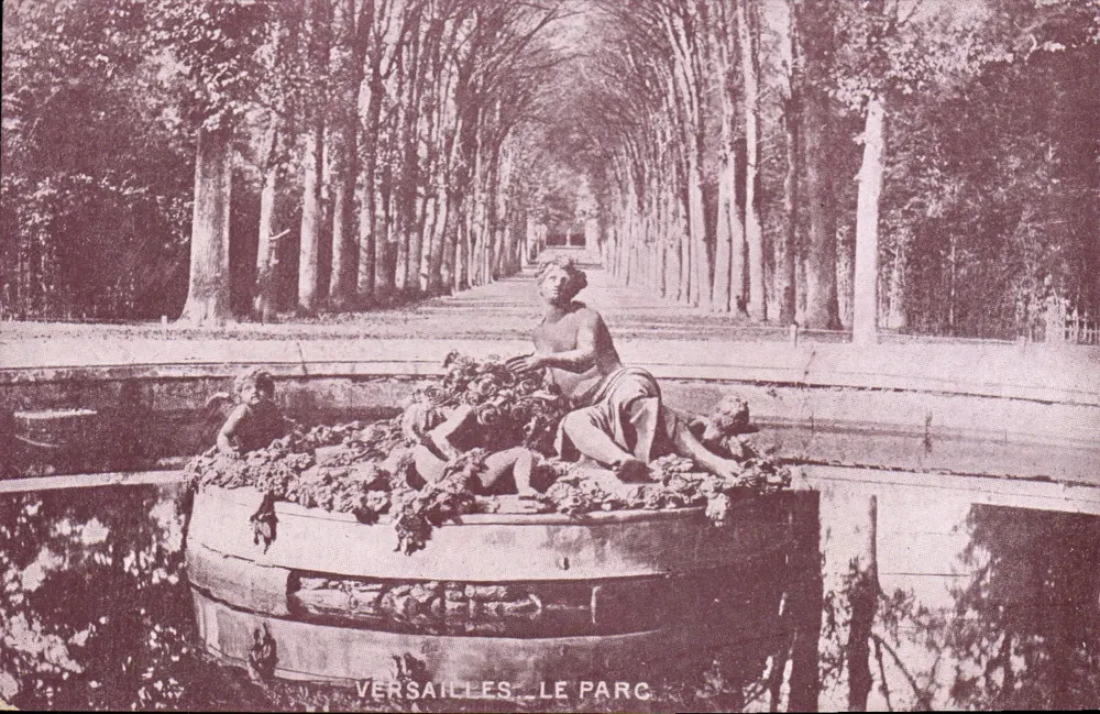 Versailles — O parque — Fonte com estátuas de personagens e cachos de uva — editor não visível - Frente