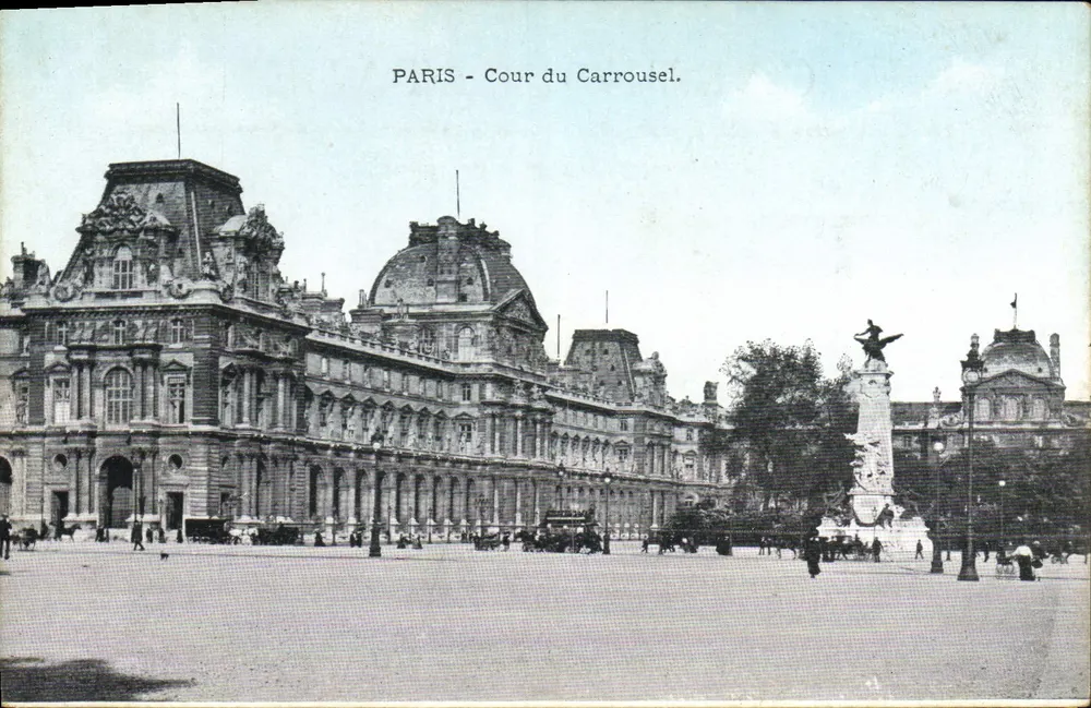 Paris - Cour du Carrousel — vista do palácio do Louvre e da estátua do Imperador Napoleão I - Frente