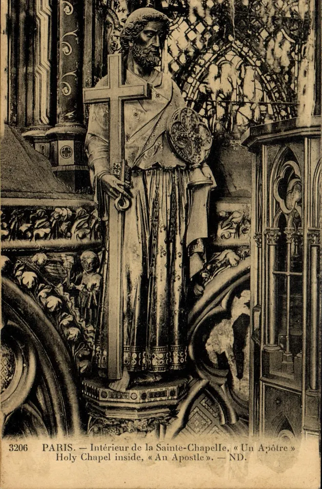 Paris — Interior da Santa Capela, « Um Apóstolo » — ND. - Frente