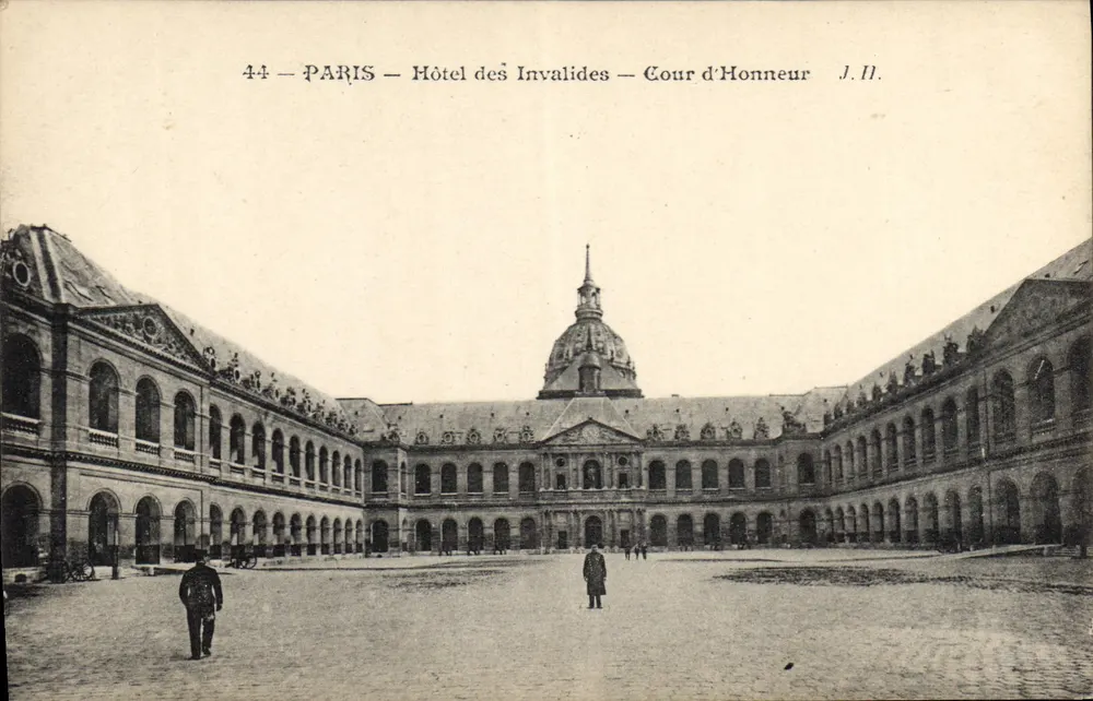 Paris — Hotel dos Invalidos — Cour d'Honneur — J. II. - Frente