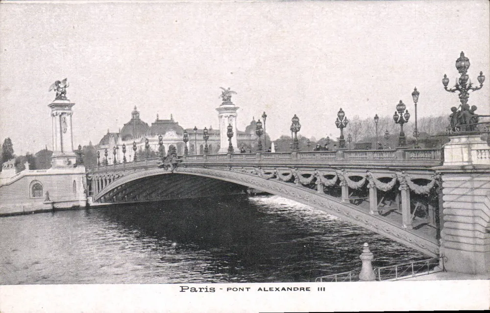 Paris - Pont Alexandre III — vista do ponte decorado com estátuas e lanternas sobre a Sena - Frente