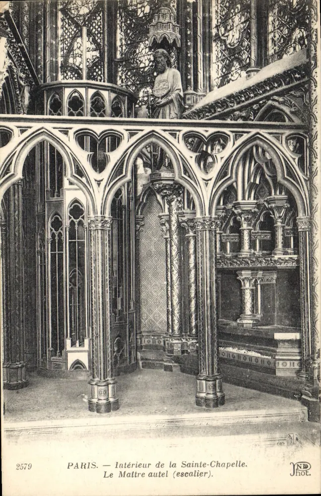 Paris — Innenansicht der Sainte-Chapelle. Der Hauptaltar (Treppe). — ND Fotografie - Vorderseite