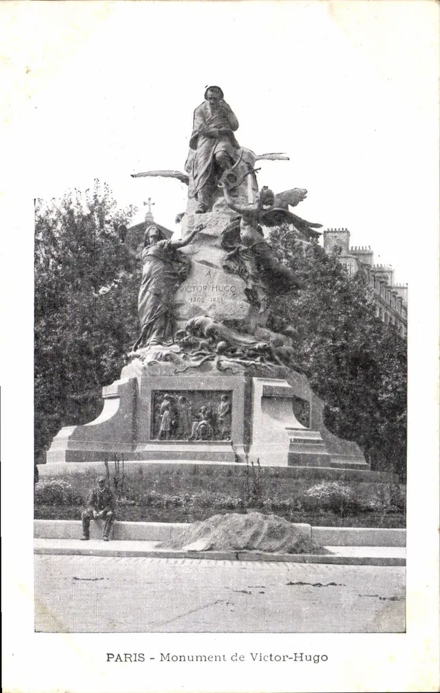 PARIS - Monument de Victor-Hugo — estatua monumental com inscrições 1802-1885 — editor não visível - Frente