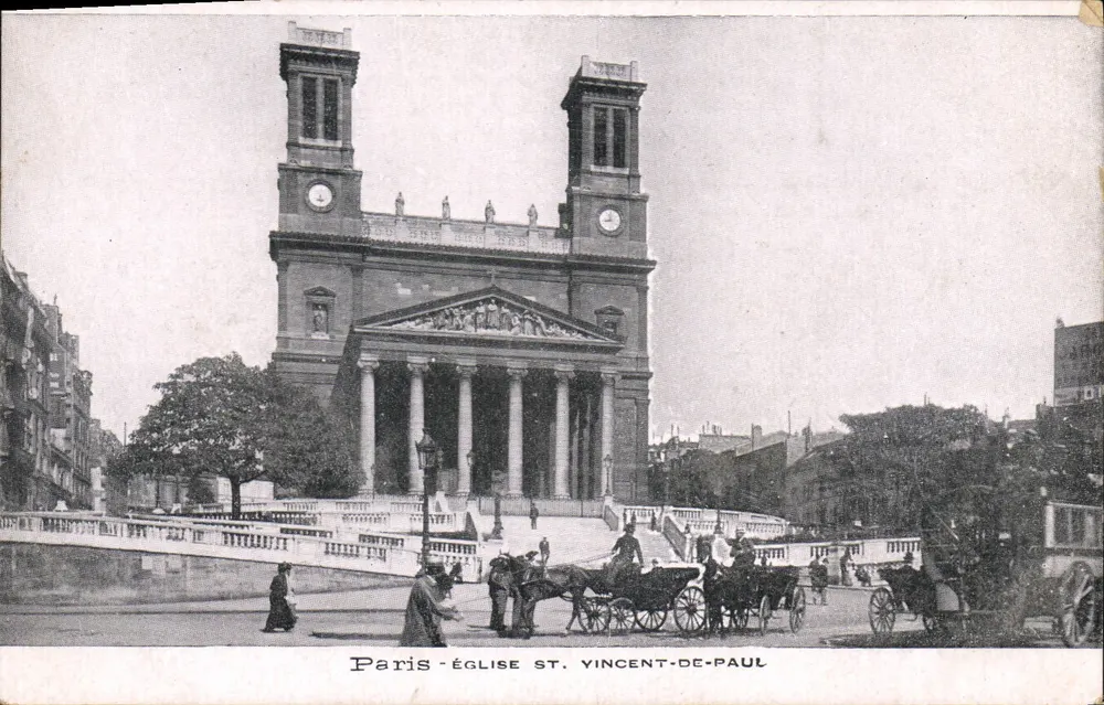 Parigi - Chiesa di San Vincenzo de' Paoli — vista della facciata neoclassica con carri e pedoni - Recto