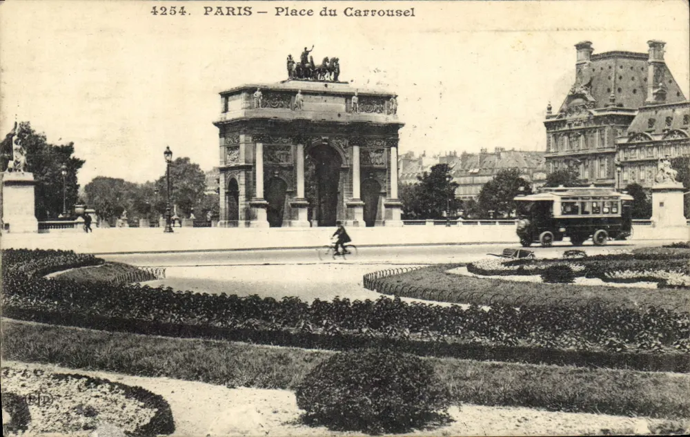 Paris – Praça do Carrousel — Arco da Vitória decorado com estátuas, trêmio e ciclista — editor E.P.D. n° 4254 - Frente