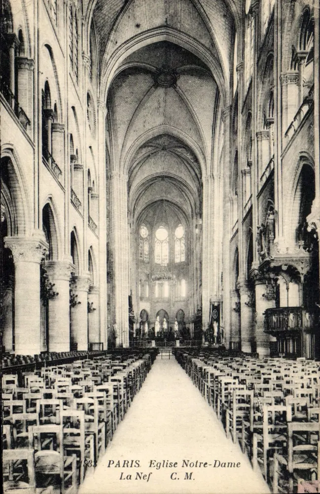 Paris — A Nave da Igreja de Nossa Senhora — C. M. - Frente