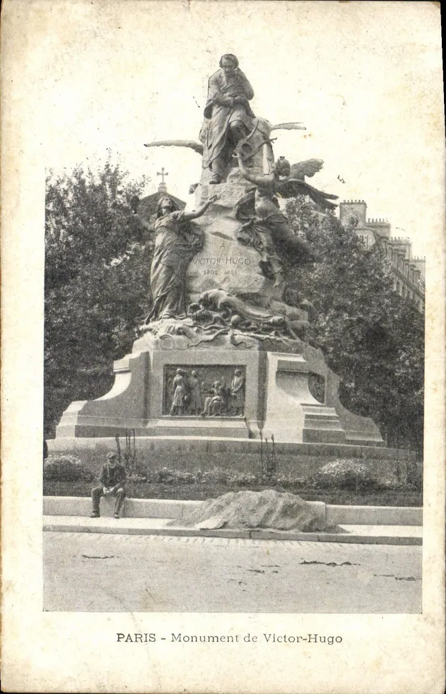 PARIS - Monument de Victor-Hugo — estátua equestre com anjos, base decorada com bas-reliefs — editor não visível - Frente