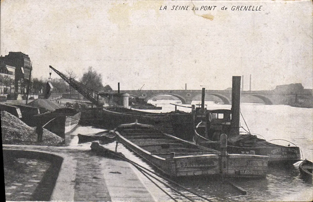A Seine no Pont de Grenelle — vista do cais com barcos e guindaste — editor não identificado - Frente