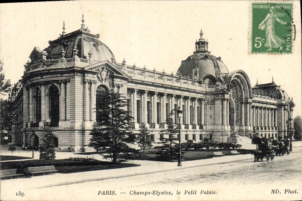 PARIS. — Champs-Elysées, o Petit Palácio. - Frente
