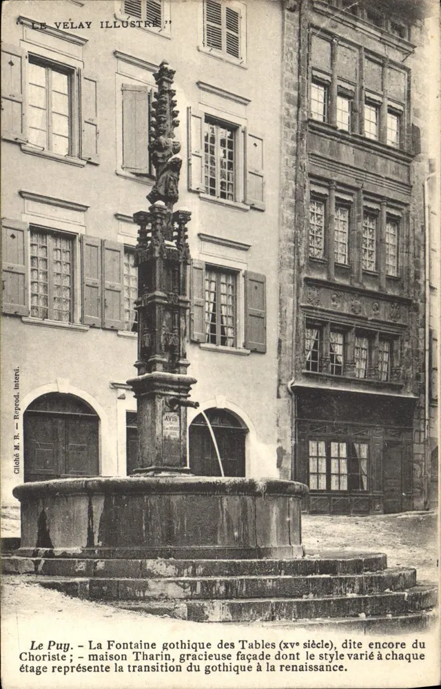 Le Puy - Die gotische Fontäne der Tafeln (15. Jahrhundert), auch als Choristenfontäne bekannt; Haus Tharin, grazile Fassade, die den Übergang vom Gotischen zur Renaissance darstellt. - Vorderseite