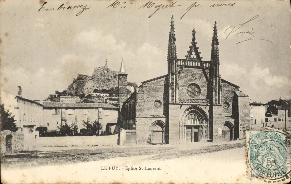 Le Puy - Igreja São Lourenço — vista da igreja gótica com o Rocher de Notre-Dame no fundo — editor Puy - Frente