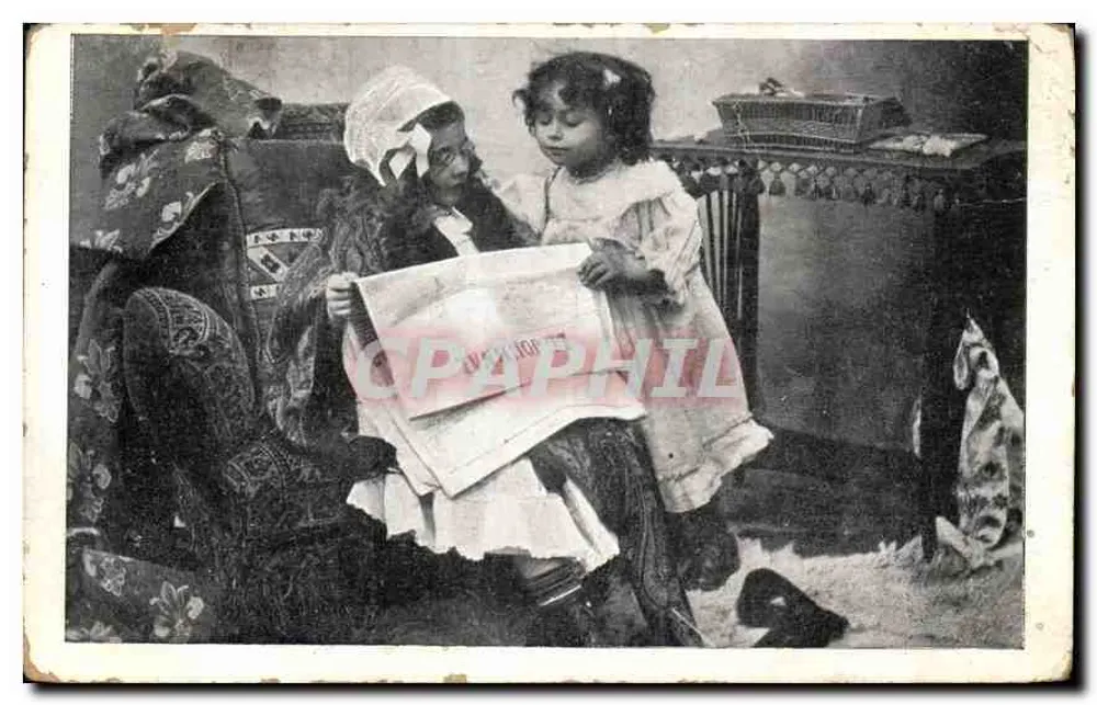 Mulher e criança lendo um jornal - Frente