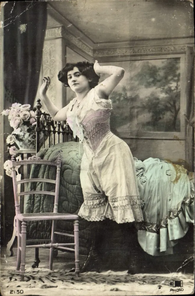 Femme en robe à corset — scène intérieure avec lit et chaise — Photo 2130 - Frente