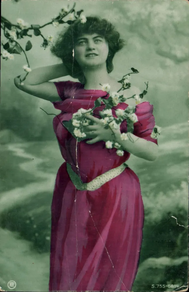 Mulher em vestido rosa segurando flores — S.755-6814 — editor desconhecido - Frente