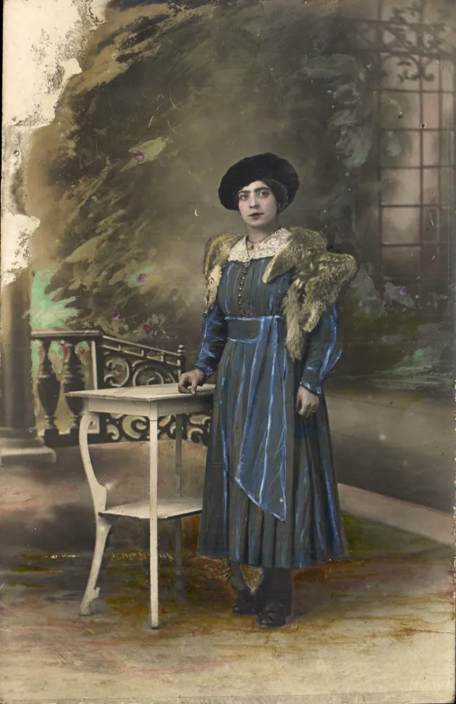 Jovem mulher em vestido azul e capa de pele — estúdio — editor desconhecido - Frente