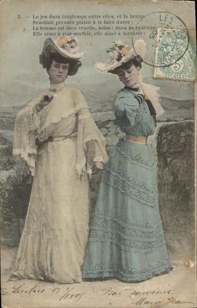 Zwei Frauen in historischem Kleid — satirischer Text — Les Fais, 1905 - Vorderseite