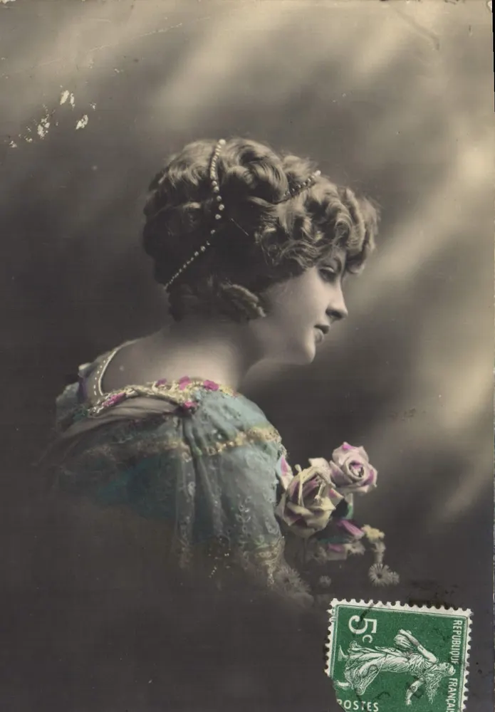 Jovem mulher em vestido decorado — retrato — editor desconhecido, número de série não visível - Frente