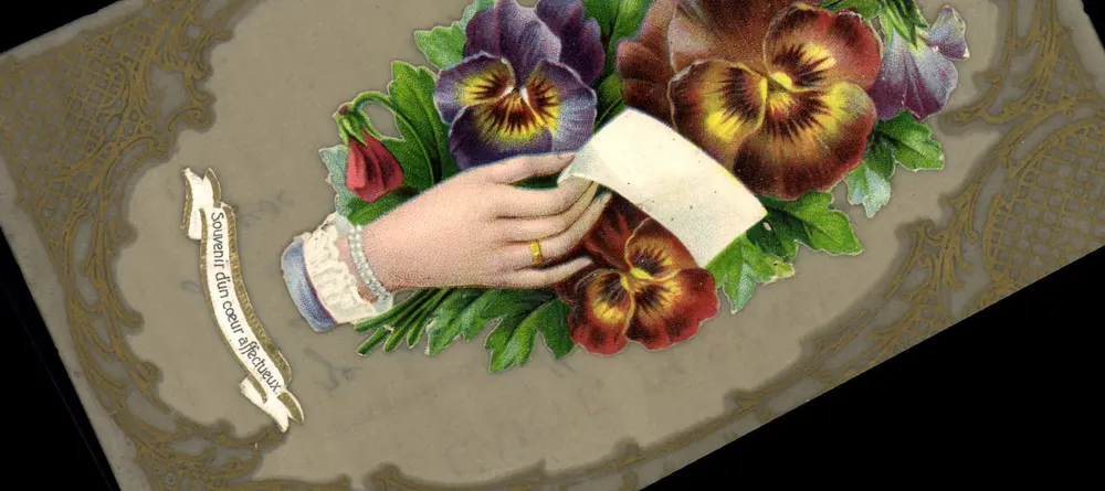 Flores e mão segurando uma carta — Lembrete de um coração afetuoso — Carta postal - Frente