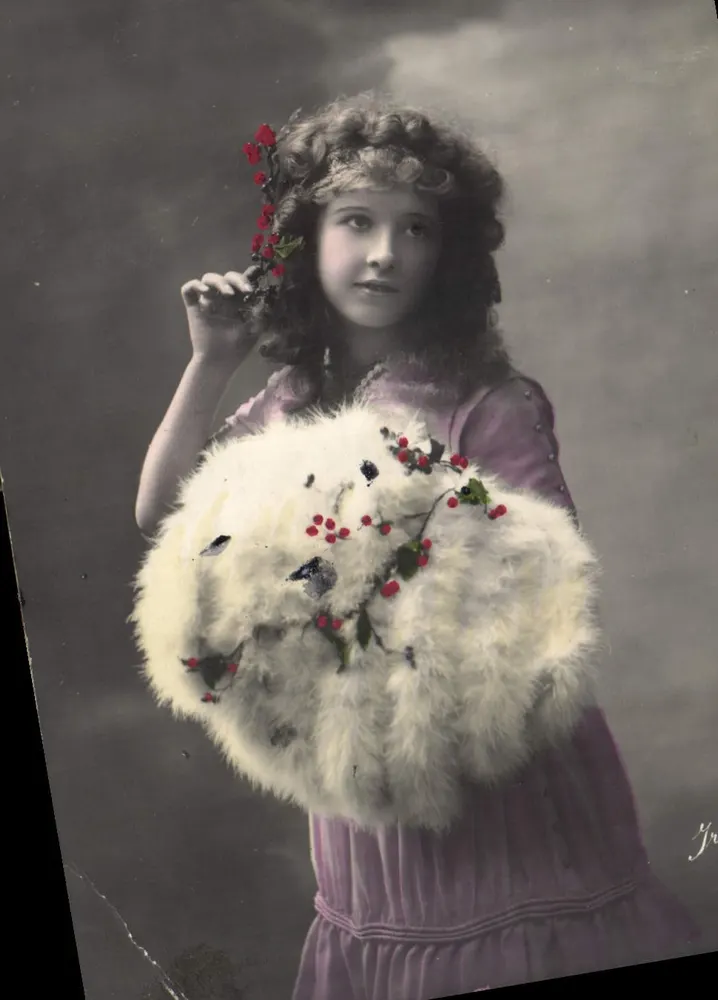 Menina com vestido roxo — segurando um leque de pele decorado com bagas vermelhas — editor J. Grégoire - Frente