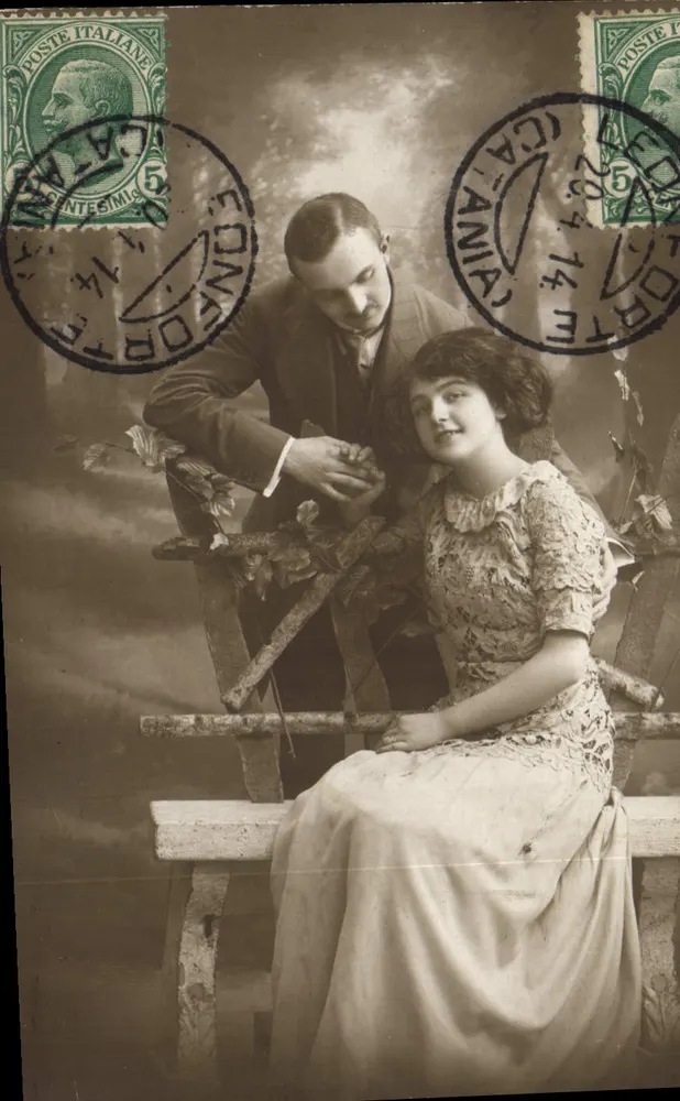 Casal em estúdio — foto de casal — editor desconhecido, número de série não visível - Frente