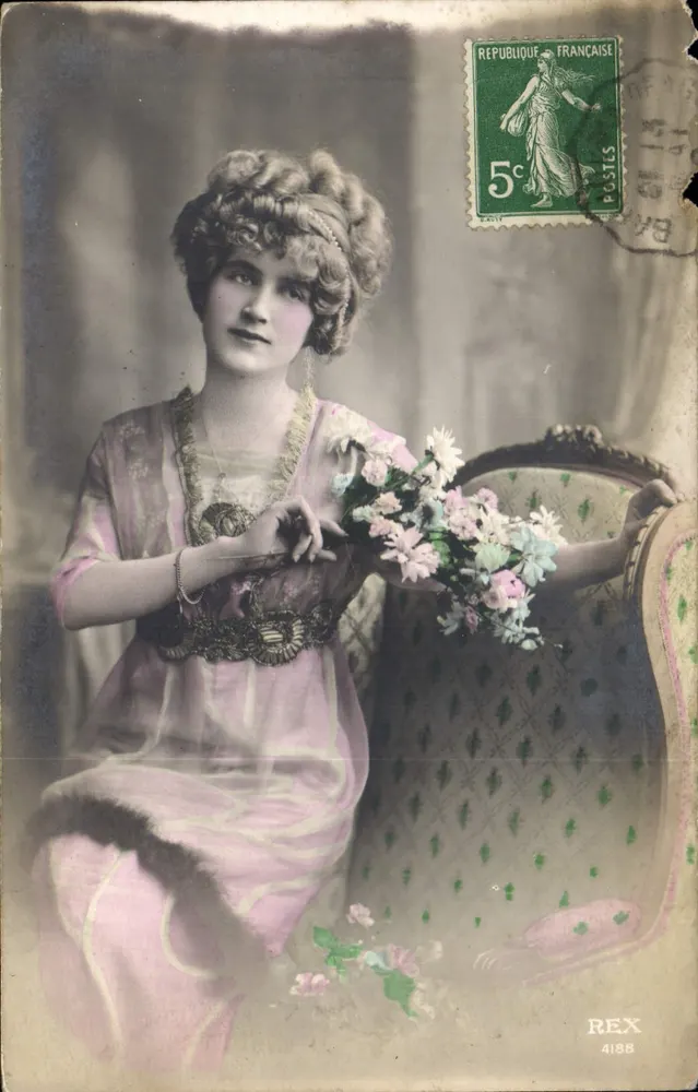 Jovem mulher em vestido rosa — com buquê — editado por REX n°4188 - Frente