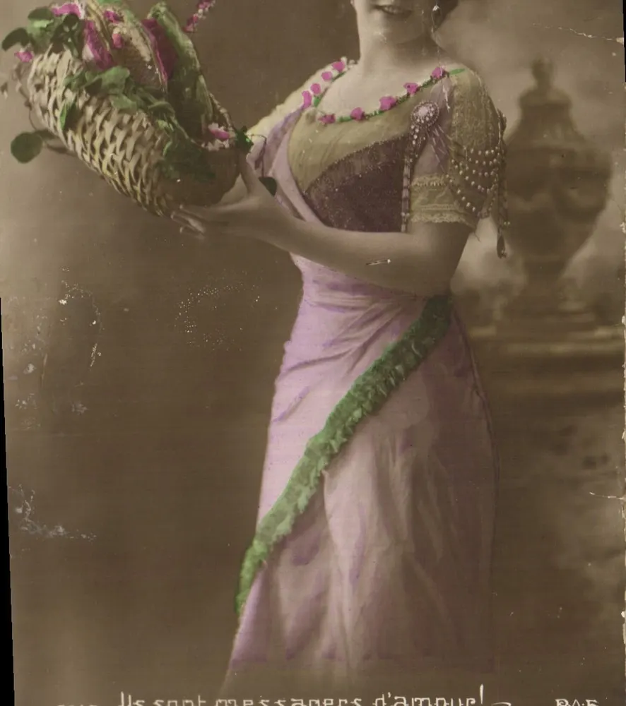 Mulher em vestido lilás segurando um cesto de flores — texto impresso — editor desconhecido - Frente