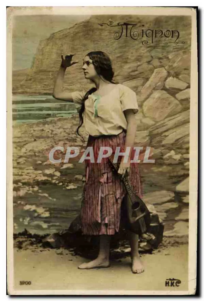 Kobieta przy brzegu morza — scena plażowa — wydawca H.K.C. nr 3900 - Awers