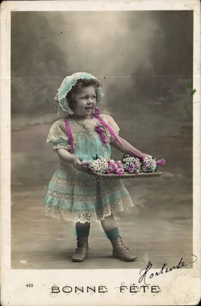 Menina pequena com vestido azul segurando um bandeja de bolos — Hortentende, n° 459 - Frente