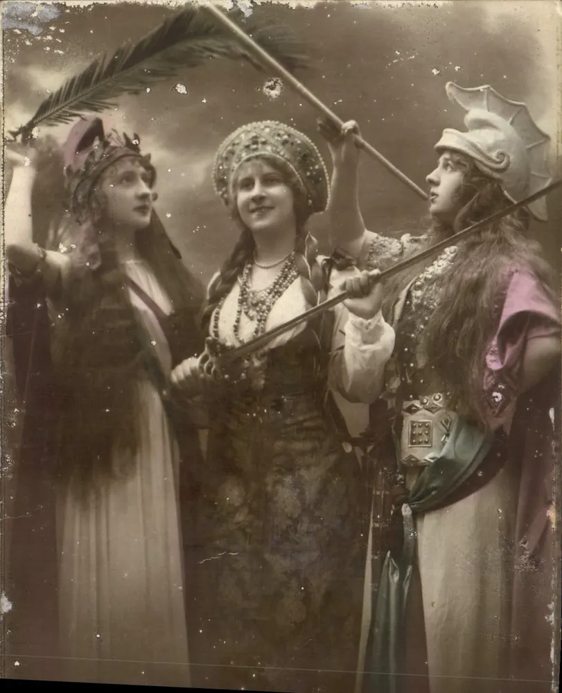 Três mulheres em trajes de guerreiras — fotografia — editor desconhecido - Frente