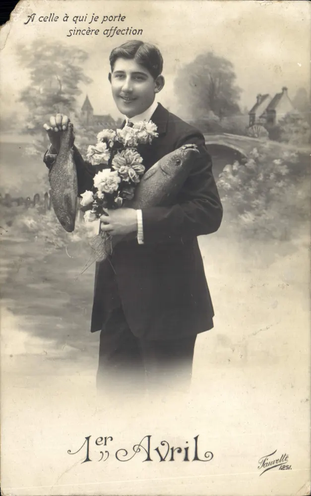 Jovem homem segurando dois peixes e um buquê — 1º de Abril — editor Fouvrette, n°1251 - Frente