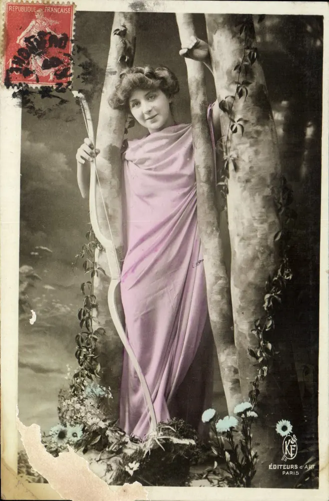 Jovem mulher em vestido roxo segurando um arco — Éditeurs d'Art, Paris - Frente